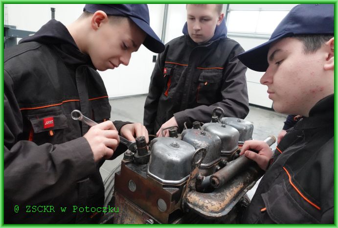 Uczniowie klasy 1BB Płecha Dawid oraz Tomasz Stasiak i Adrian Janiec w czasie montażu wtryskiwacza w ciągniku Ursus c-360 podczas zajęć praktycznych.