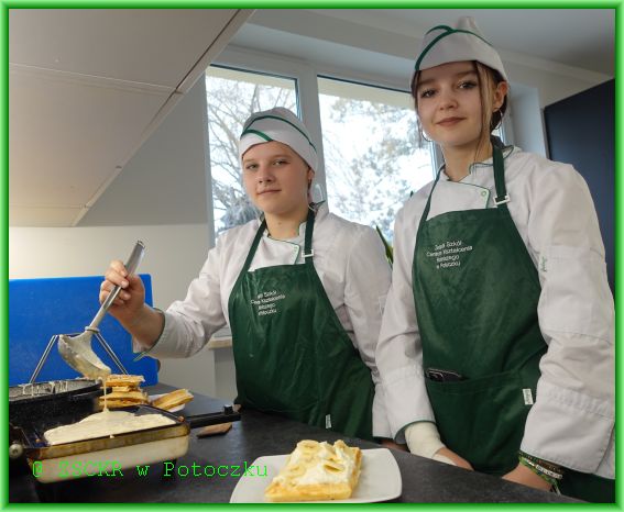 Uczennice klasy 1 Technikum żywienia i usług gastronomicznych na zajęciach praktycznych przygotowują gofry.