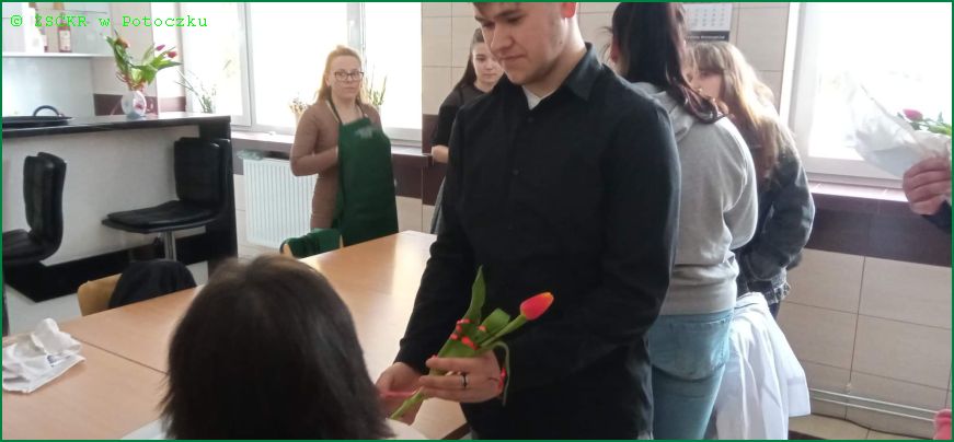 Wręczenie kwiatów i słodkiego upominku uczennicom naszej szkoły w dniu kobiet