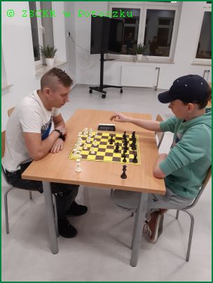 mecz finałowy w turnieju szachowym pomiędzy Sewerynem Małaczyńskim kl. 3P4 a Adrianem Kuziorą kl. 1BTF podczas szkolnego turnieju szachowo- warcabowego, który odbył się w Internacie ZSCKR w Potoczku 23.03.2022 r.