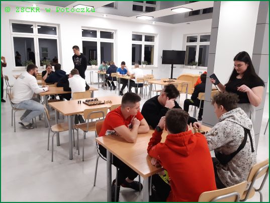 mecze eliminacyjne  podczas szkolnego turnieju szachowo- warcabowego, który odbył się w Internacie ZSCKR w Potoczku 23.03.2022 r.