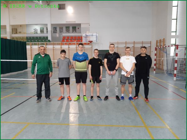 najlepsi zawodnicy w turnieju chłopców. Pierwszy z lewej dyrektor szkoły Dariusz Wolan,pierwszy z prawej nauczyciel wf Mariusz Karkusiewicz - Turniej Badmintona o Mistrzostwo ZSCKR w Potoczku – 01.04.2022r.
