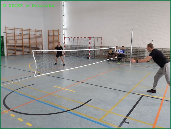 gra pojedyncza pomiędzy Dawidem Czujem kl. 3FTP (z prawej) a Szymonem Michalcem kl. 1BB - Turniej Badmintona o Mistrzostwo ZSCKR w Potoczku – 01.04.2022r.