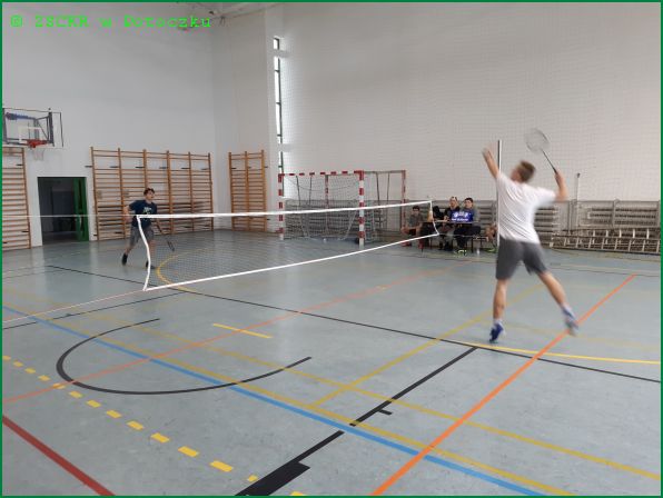 gra pojedyncza pomiędzy Sewerynem Małaczyńskim kl. 3 P4 ( z prawej) a Bartoszem Góreckim kl. 3BB - Turniej Badmintona o Mistrzostwo ZSCKR w Potoczku – 01.04.2022r.