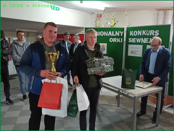 Odebranie nagrody za bardzo dobre III miejsce przez drużynę z klasy II BT Szymona Rycerza i Pawła Maksima