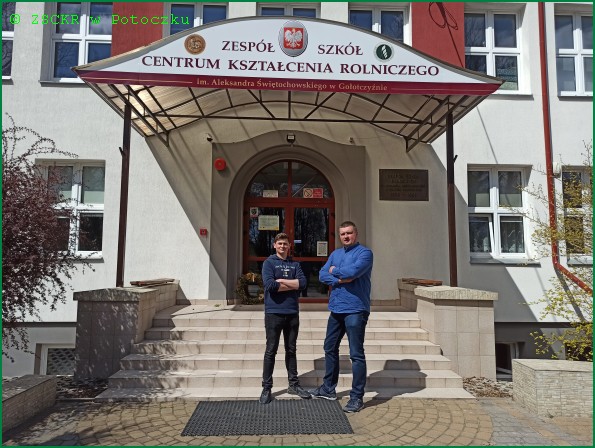 Mikołaj Sulowski z opiekunem Pawłem Nieściurem przed szkołą w gołotczyźnie