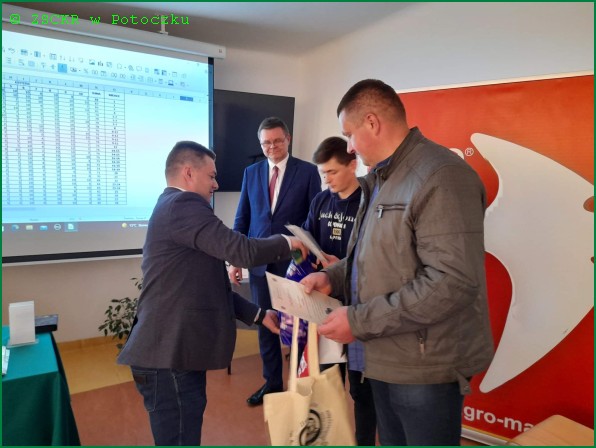 Mikołaj Sulowski wraz z opiekunem Pawłem Nieściurem otrzymują dyplom i upominki od sponsorów