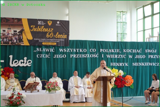 Ojciec Ryszard Koczwara wygłasza homilie mszy świętej.