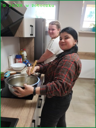 uczennice Julia Zuń i Kinga Gil podczas przygotowywania ciasta na muffinki, kuchenka internatu, 01.06.2022r.