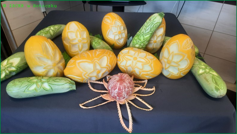 2.	Tworzenie dekoracji z melonów Zdjęcie przedstawia uczniów klasy 3FTP, którzy podczas warsztatów dekoracji stołów i potraw z elementami carvingu rzeźbili w melonach motywy kwiatowe. 
