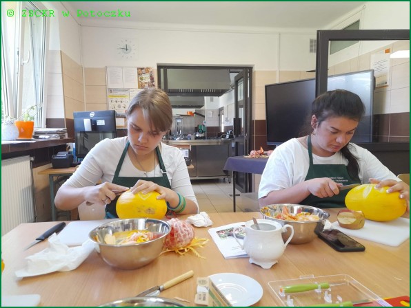 4.	Dekorowanie melonów Zdjęcie przedstawia uczennice klasy 2FTP, które podczas warsztatów dekoracji stołów i potraw z elementami carvingu tworzyły dekoracje w melonach. Ze względu na swoją wielkość owoce te są odpowiednie dla osób początkujących.