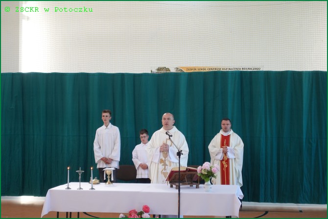 Księża w czasie Mszy Świętej na zakończenie roku szkolnego 2021/2022.