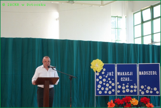 Dyrektor szkoły Pan Dariusz Wolan przemawiający w czasie uroczystości zakończenia roku szkolnego.