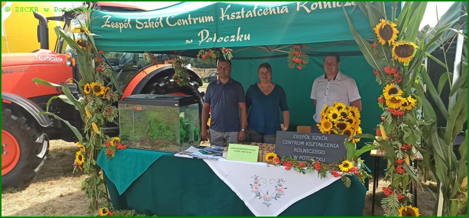 Od lewej: Grzegorz Zientek, Agnieszka Kozioł, Łukasz Drewniowski – odpowiedzialni za przygotowanie stoiska szkolnego na Dzień Karpia