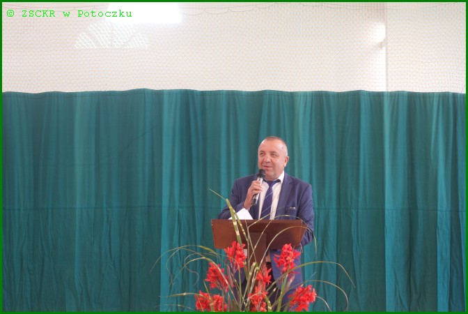 Dyrektor ZSCKR w Potoczku w czasie inauguracji roku szkolnego 2022/2023.