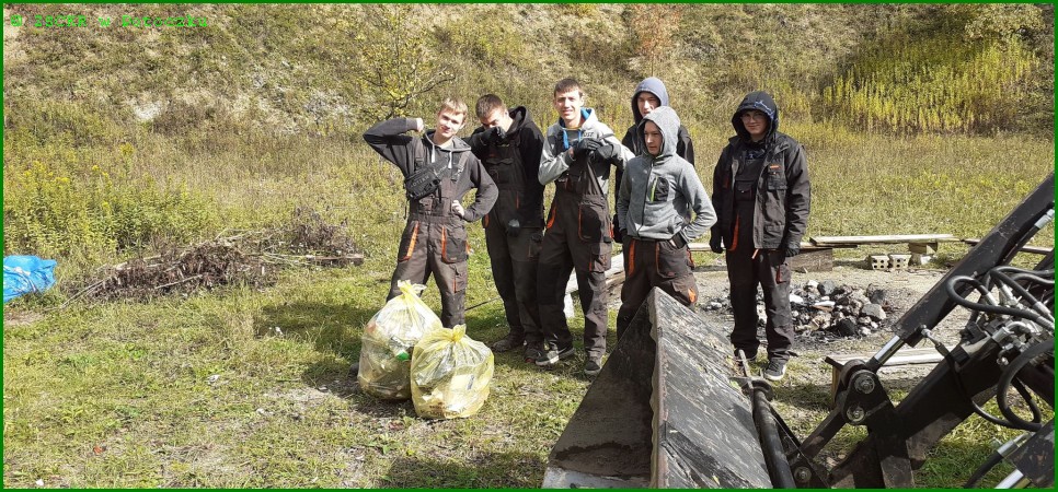 Chłopcy z klasy II BB sprzątają okolicę Góry Gaj.