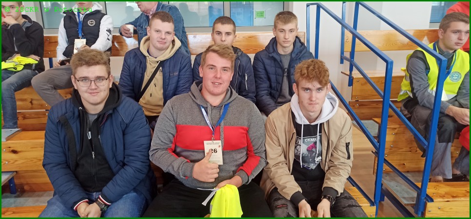 Szymon Rycerz wraz z kolegami z młodszych klas na konkursie orki w Żarnowcu