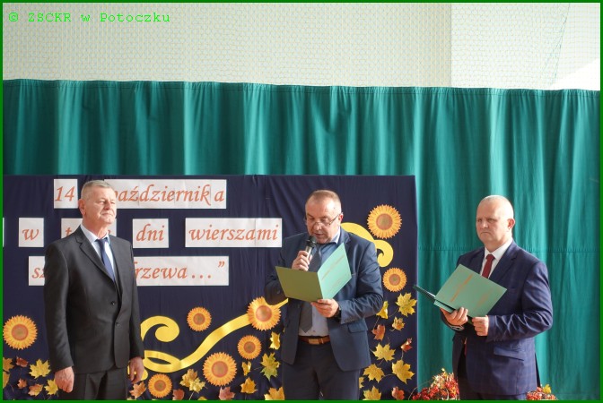Andrzej Chmieliński jako jeden z nauczycieli nagrodzonych odbierający nagrodę z rok Pana Dyrektora Dariusza Wolana oraz Pana Wicedyrektora Andrzeja Olszyńskiego. 