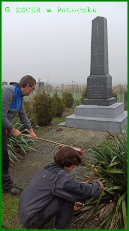 uczniowie naszej szkoły porządkują grób Rodziny Przanowksich