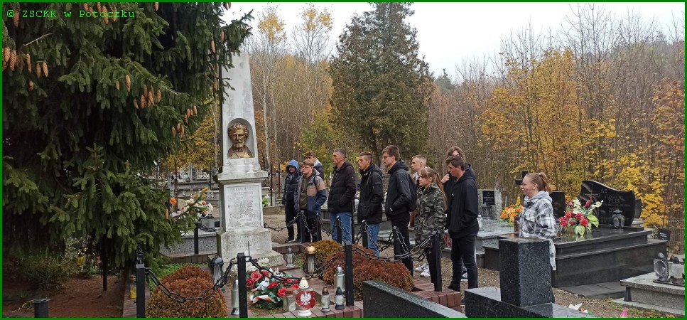 nasi uczniowie na cmentarzu w Batorzu. 26.10.2022