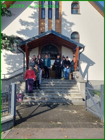 Uczniowie klasy III FTP przed kaplicą Zgromadzenia Sióstr Św. Józefa na Radnej Górze  w dniu 28 października 2022  