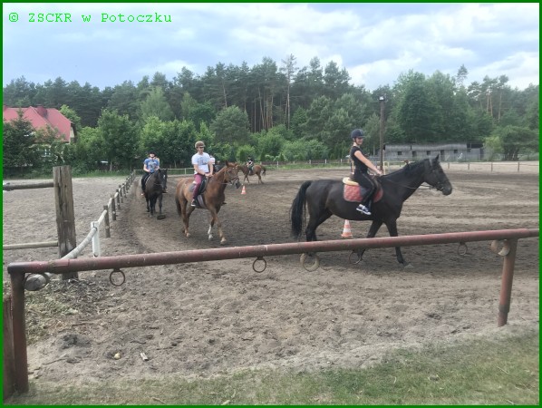 Uczniowie  na lekcji jazdy konnej z instruktorem jazdy w Ośrodku Jeździeckim – Karino w Janowie Lubelskim -sezon jesienny 2022r