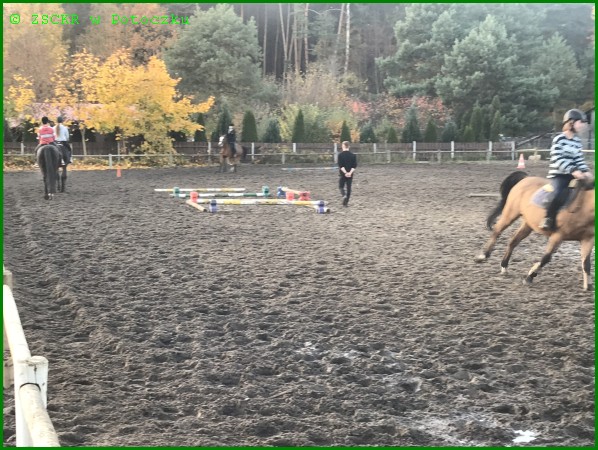 Zajęcia dodatkowe –– uczniowie na lekcji jazdy konnej– sezon jesienny 2022r.