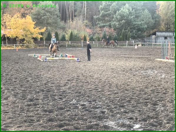 Uczniowie na lekcji jazdy konnej z przeszkodami - sezon jesienny 2022r.