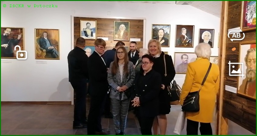 Uczniowie  na wystawie  podczas Otwarcia Narodowej Galerii Niepodległości Polski 100 – 4.11.2022r.