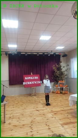 Uczennica Natalia Cieslak recytuje wiersz "Gawęda o miłosci ziemi ojczystej" W. Szymborskiej
