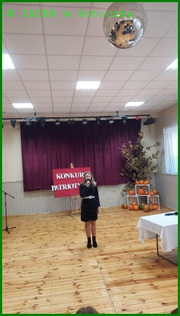 Uczennica Dominika Golach recytuje wiersz K.I.Gałczyńskiego "Pieśń o fladze"