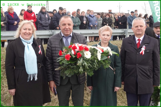 Delegacja nauczycieli ZSCKR w Potoczku w czasie gminnych obchodów Święta Niepodległości.