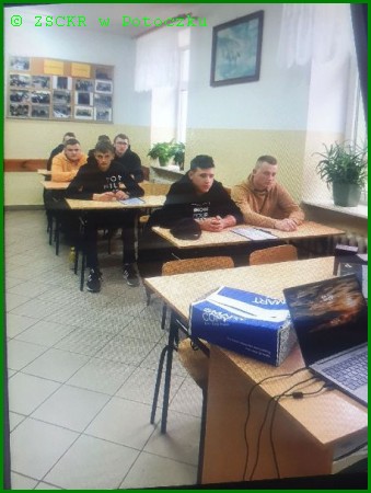 Zdjęcie przedstawia uczniów  na kursie savoir vivre.