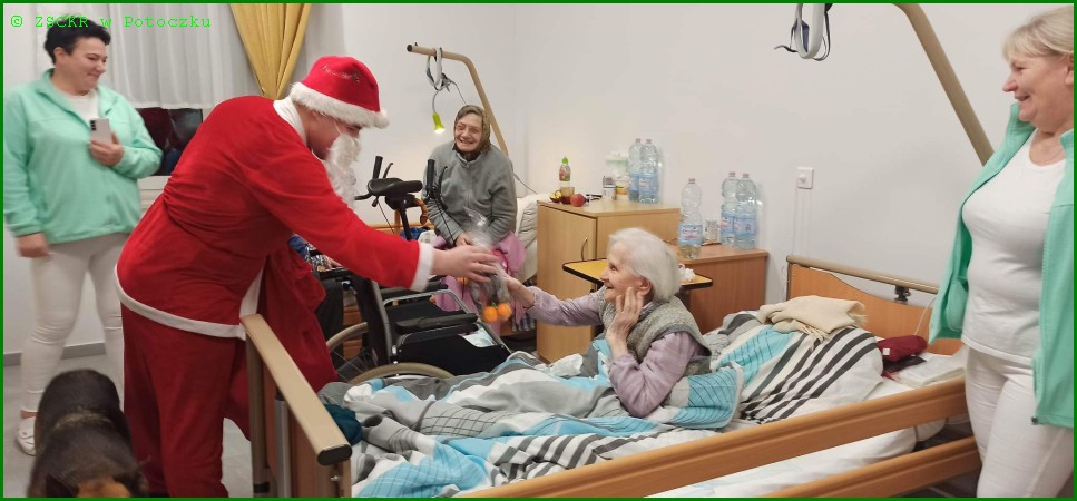 Mikołaj rozdaje prezenty w hospicjum- rzeczy zbierane przez naszą społeczność szkolną.
