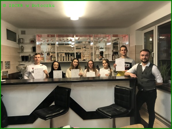 Zdjęcie przedstawia uczniów biorących udział w kursie manager gastronomii. Na zakończenie szkolenia otrzymali zaświadczenia uczestnictwa w kursie.