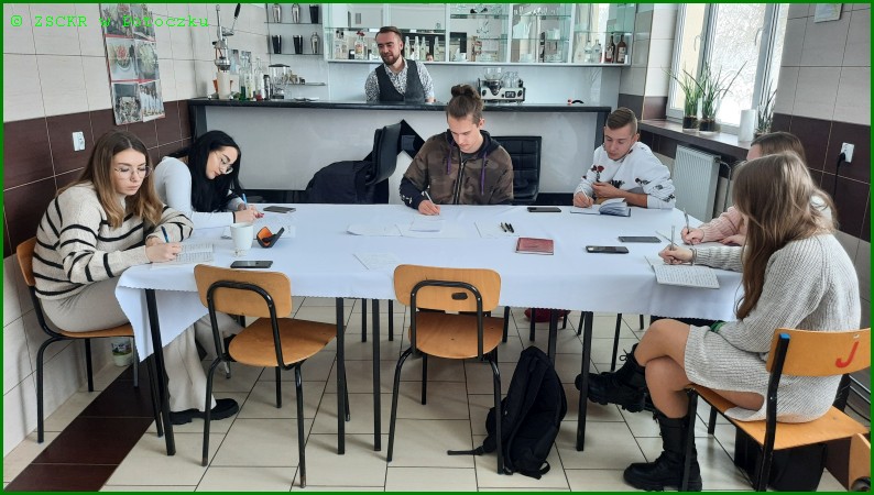 Zdjęcie przedstawia uczniów, biorących udział w części teoretycznej kursu manager gastronomii. 