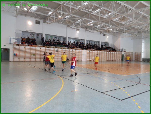 zdjęcie 1 – mecz finałowy pomiędzy klasą 4 FTP a 4 B4 -Międzyklasowy Turniej Piłki Ręcznej o Puchar Dyrektora ZSCKR w Potoczku, Potoczek 16.12.2022 r