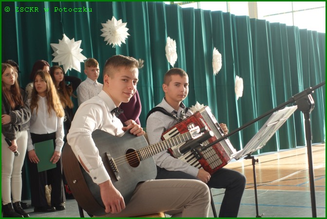Zdjęcie 1 – Uczniowie klasy 1BT, Kacper Drozda i Filip Grządka, którzy wraz z Wiktorią Pelc stanowili oprawę muzyczną apelu Bożonarodzeniowego.