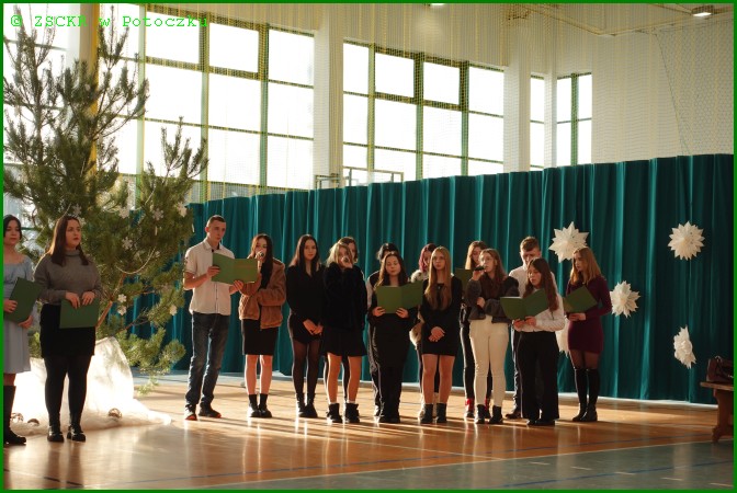 Zdjęcie 2 – Uczniowie klas pierwszych, którzy uczestniczyli w apelu Bożonarodzeniowym poprzez śpiew kolęd.