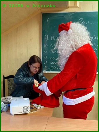 Św. Mikołaj rozdaje prezenty w kl 3 BB oraz nauczycielce.