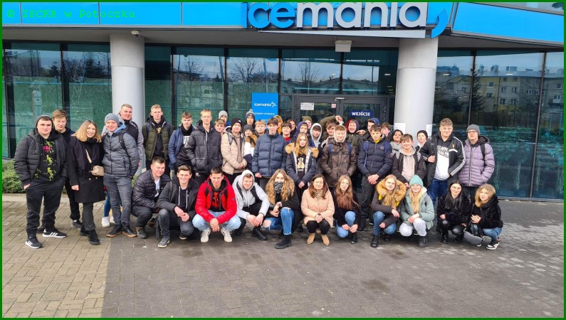 Uczniowie naszej szkoły przed wejściem na lodowisko Icemania w Lublinie