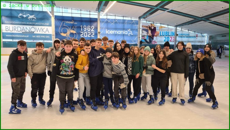 Zdjęcie grupowe naszych uczniów na lodowisku Icemania