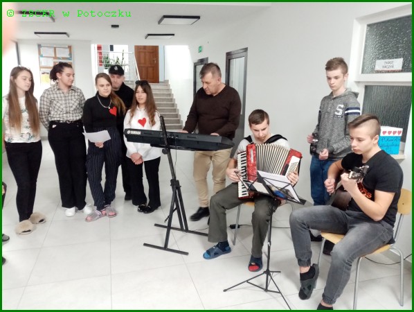 szkolny zespół prezentuje  okazjonalny utwór muzyczny, wokaliści  M.Freda, D. Pizoń, Z. Bącal, J. Zuń, D. Jasiński , od prawej K. Drozda, P. Grządka, F. Grządka, p. Marian Giska
