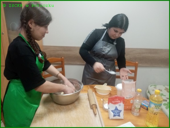 Zdjęcie 3 przedstawia uczennice przygotowujące ciasto na faworki: Z. Bącal I J. Zuń.