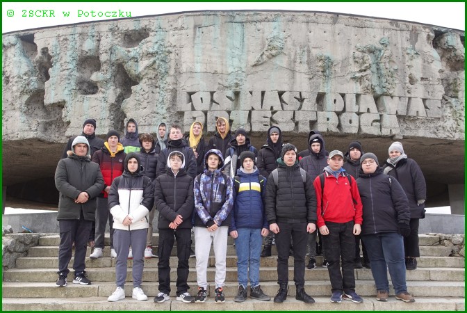 Uczniowie klasy 1BT wraz z opiekunami w czasie zwiedzania muzeum i terenu obozu na Majdanku w dniu 21.02.2023