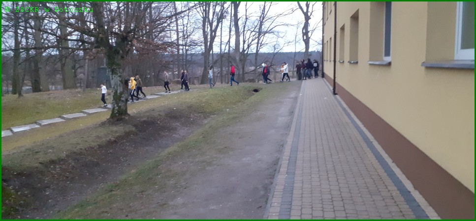 próbna ewakuiacja wychowanków internatu, młodzież opuszcza internat  i udaje się na boisko szkolne.