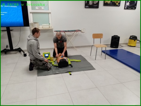 Dawid Czuj i Seweryn Małaczyński prezentują wykorzystanie defibrylatora zewnętrznego AED w trakcie ratowania ludzkiego życia.