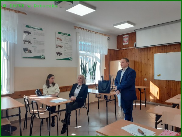 Zdjęcie 4 przedstawia pracowników Powiatowego Urzędu Pracy w Janowie Lubelskim na spotkaniu z klasą 4 B4