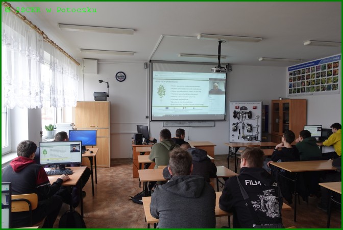 Uczniowie klas technikum i szkoły branżowej  w czasie oglądania seminarium orgaznizowanego przez portal Wieści rolnicze w dniu 02.03.2023.