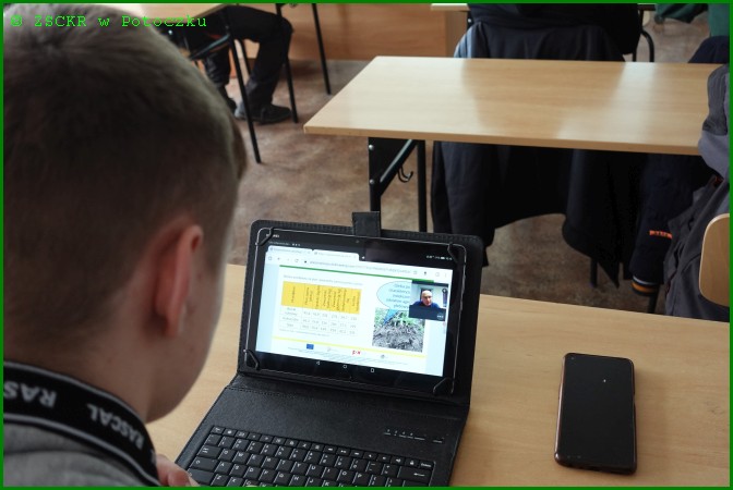 Uczeń szkoły branżowej Piotr Muszak w czasie oglądania seminarium na szkolnym tablecie.